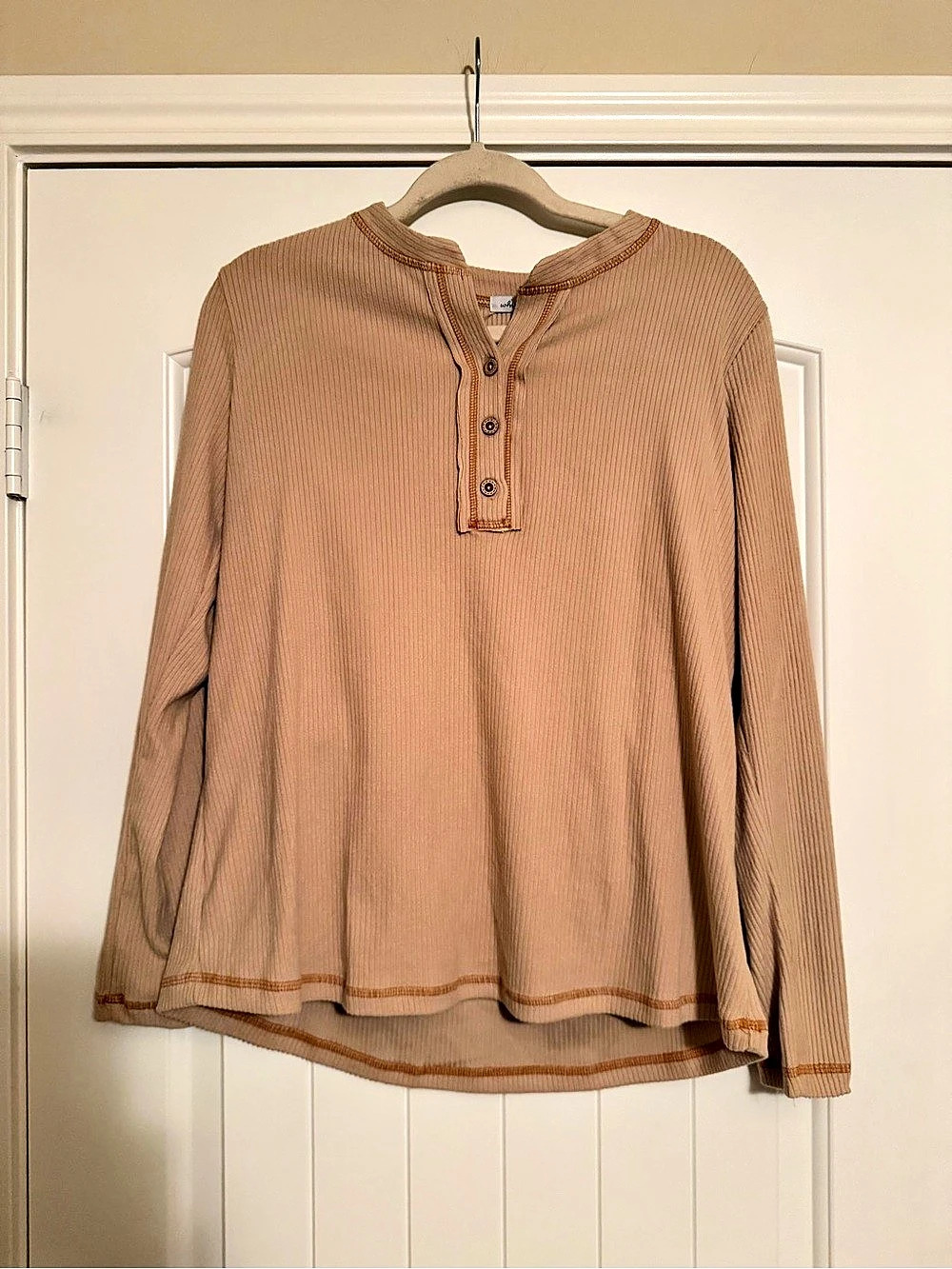 White Birch Ribbed Henley Top Womenโs Medium Tan Beige Contrast Stitch long Slv
